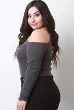 Carregar imagem no visualizador da galeria, Ribbed Knit Cold Shoulder Mock Neck Keyhole Top